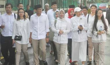 Sandiaga Nyoblos di TPS 02 Diiringi Lantunan Shalawat