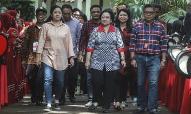 Megawati dan Keluarga Memilih di TPS 62 Kebagusan