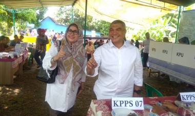 Ketua TKD Provinsi Jambi Agus Roni dan Istri Nyoblos di TPS 14 Jelutung