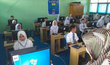 Tinjau Pelaksanaan USBN Tingkat SMP, Bupati Masnah: Jangan Coret-coret 