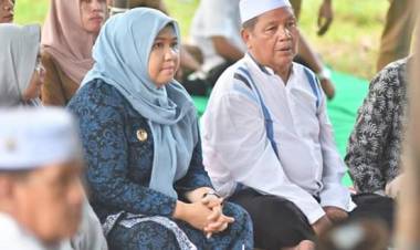 Bupati Masnah Hadiri Tradisi Ziarah Makam Warga Sengeti