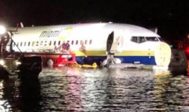 Pesawat Boeing 737 dengan 136 Penumpang Tercebur ke Sungai