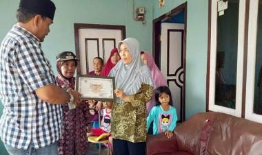 Pemkot Jambi Berikan Piagam Penghargaan Pahlawan Demokrasi