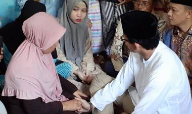 Takziah ke Rumah KPPS yang Meninggal Dunia di Pekanbaru, Begini Perasaan Sandiaga