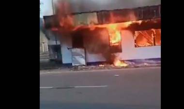 Viral! Pos Polisi di Pontianak Dibakar Orang Tak Dikenal