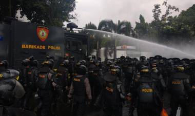 Polisi Halau Massa di Jalan Brigjen Katamso
