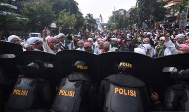 Aksi Massa di Depan Bawaslu Kondusif
