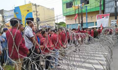 Aksi 22 Mei Ikatan Mahasiswa Muhammadiyah di Kantor Bawaslu Sumut
