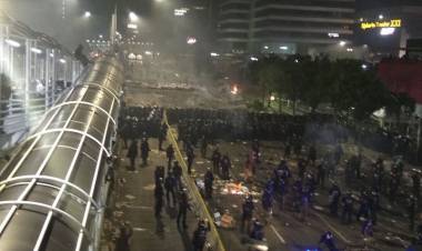 Polisi Semprot Massa Ricuh di Bawaslu dengan Water Canon