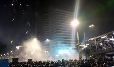 Pasukan Brimob Lepaskan Tembakan Bubarkan Massa