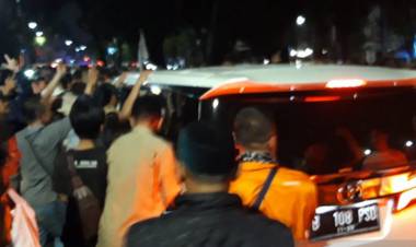 Prabowo Keluar dari Rumah Aspirasi, Pendukung: Prabowo Presiden! 