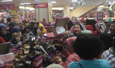 Kejar Diskon Lebaran, Warga Luar Kota Padati Pusat Perbelanjaan di Jambi