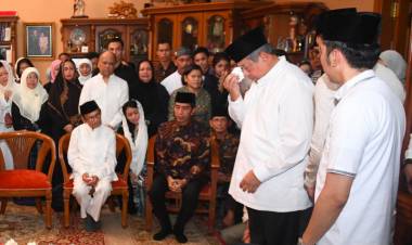 Air Mata SBY Keluar di Depan Pusara Ani Yudhoyono