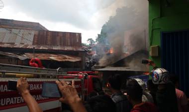BREAKING NEWS!!! Di Bangko, 4 Unit Rumah Terbakar Hebat