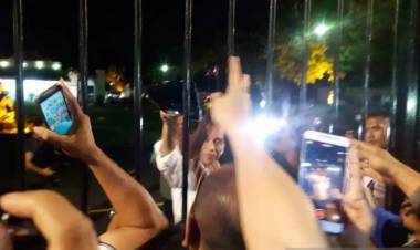 Presiden Jokowi Bagikan Kaus Buat Warga dari Istana Gedung Agung