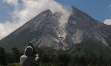 Gunung Merapi Luncurkan Awan Panas Sejauh 1.000 Meter