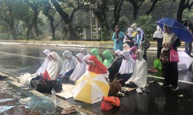 Diguyur Hujan, Simpatisan Sengketa Pilpres Gelar Shalat Dzuhur Berjamaah