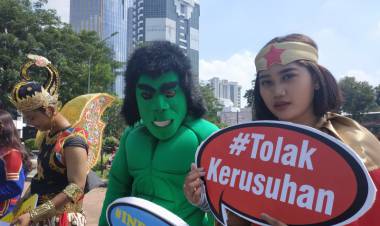 Belasan Superhero Demo Damai Sidang MK