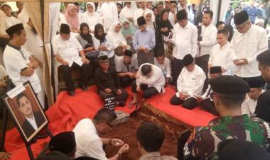 Isak Tangis Keluarga Ketua MA, Saat Irfan Dimakamkan di TPU Karet Bivak