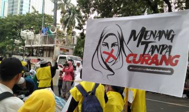 Pendemo Tuntut Hakim MK Adil Beri Putusan