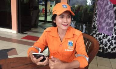 Selha Purba, Pasukan Orange Cantik yang Viral di Medsos Ditabrak Motor Saat Menyapu
