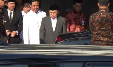 Wapres JK Jenguk Risma Surabaya yang Sedang Dirawat