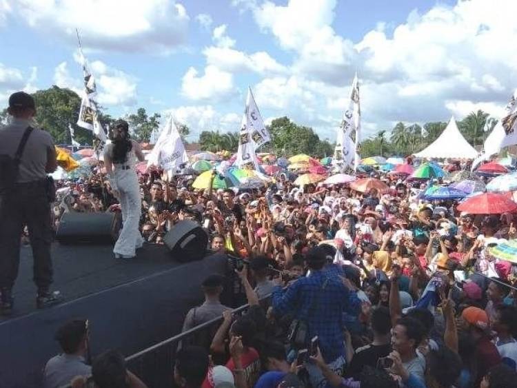 Teriakan Ganti Bupati Merangin Menggema di Kampanye Akbar  FAJAR