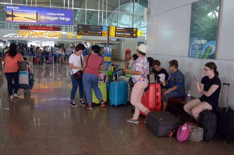 Bandara Ngurah Rai Ditutup hingga Pukul 19.00 Wita karena Dampak  Dari Abu Vulkanik