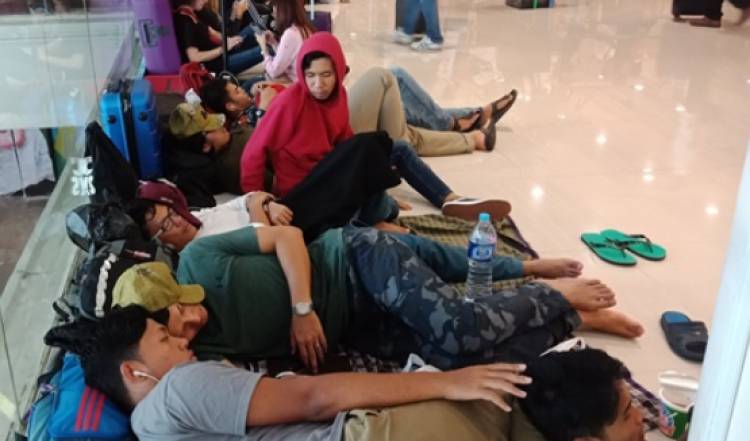  Wisatawan Asing Terpaksa Memilih Nginap di Bandara Ngurah Rai yang Ditutup Sementara