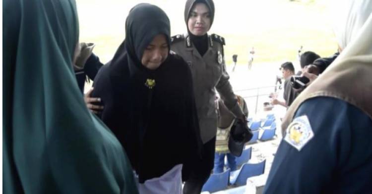 Hukum cambuk prostitusi online di Aceh, seorang terpidana menangis kesakitan