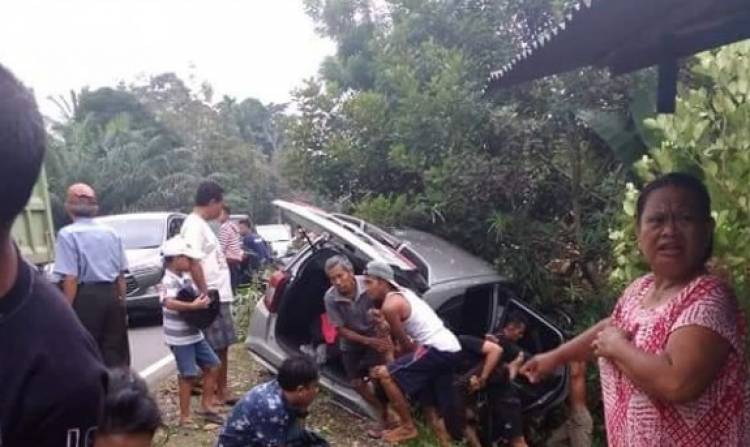 Mobil Numbur Pohon di Tembesi, Satu Penumpang Dilarikan ke RSUD Hamba Bulian   