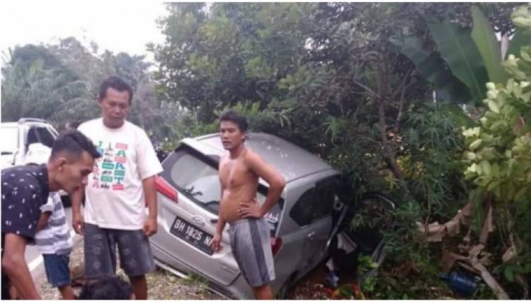 Mobil Numbur Pohon di Tembesi, Satu Penumpang Dilarikan ke RSUD Hamba Bulian   
