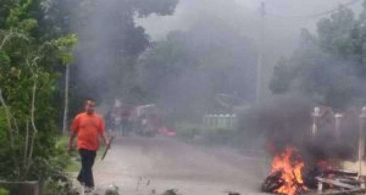 Bentrok di Kerinci Puluhan Rumah di Desa Pentagen Terbakar