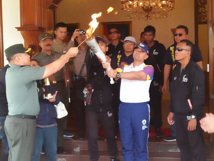 Di Rumah Dinas Gubernur Jambi, Danrem Dany Budiyanto Lepas Api Obor Asian Games