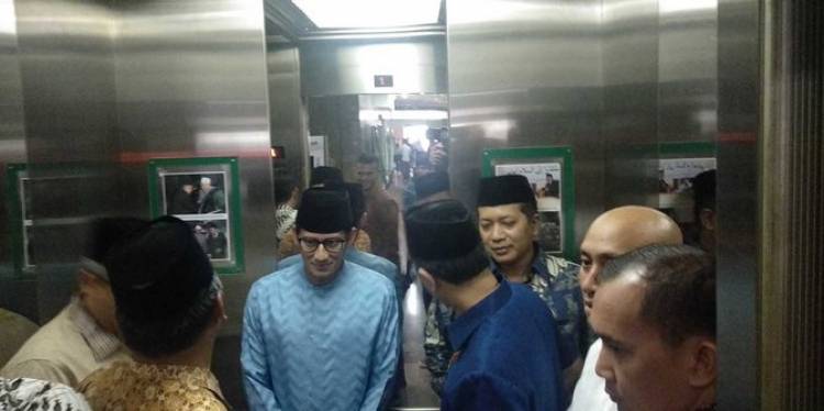 Sandiaga Uno Berkemeja Biru Sambangi Kantor PBNU
