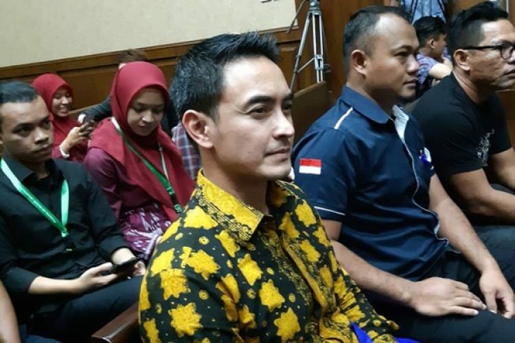 Didakwa Terima Gratifikasi Rp44 Miliar, Zumi Zola: Kita Hormati Proses Hukum