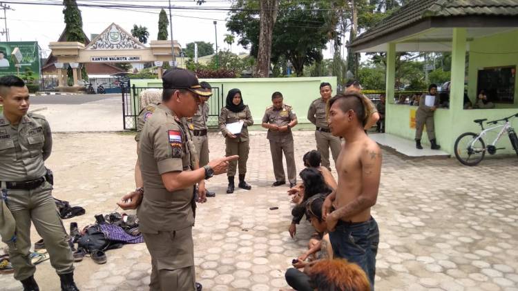 Dua Perempuan Anak Jalanan Diamankan Satpol PP Kota Jambi