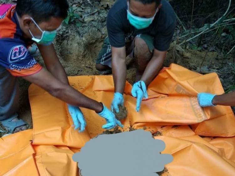 Diduga Dikubur Hidup-hidup Oleh Ayahnya, Warga Batanghari Bongkar Kuburan Bayi 