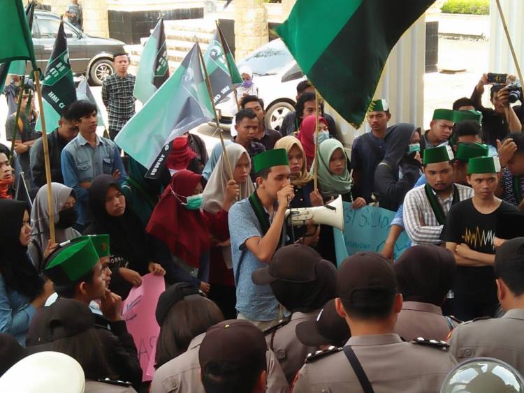 Ratusan Aktivis HMI Jambi Geruduk DPRD Minta Kapolri Pecat Kapolda Bengkulu