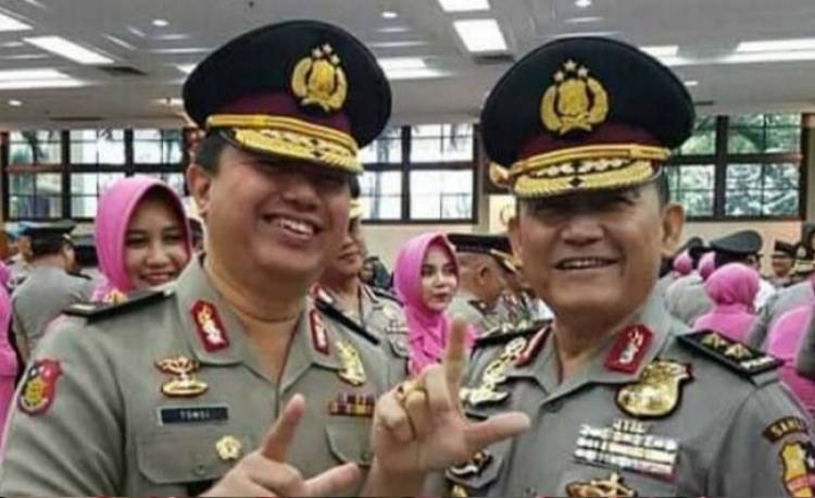 Memanas!! Polri Perlu Jelaskan Dua Jenderal Menunjukkan "Dua Jari"