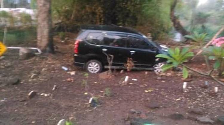 Mobil Terperosok ke Kuburan, Dugaan Penyebabnya Bikin Merinding