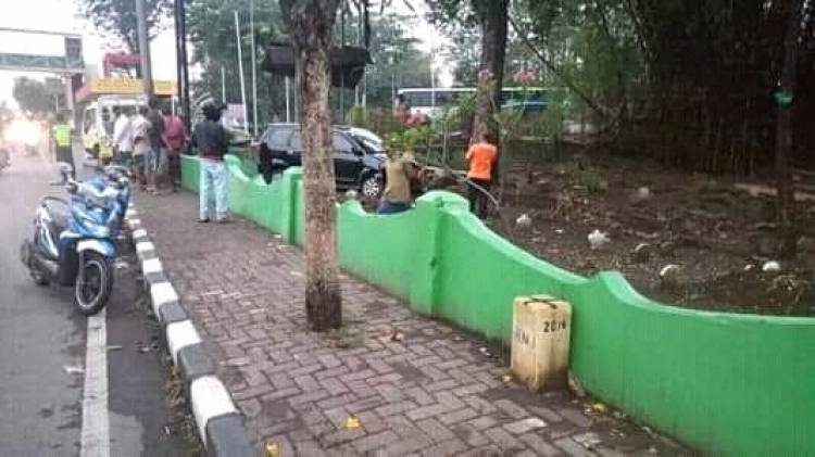 Mobil Terperosok ke Kuburan, Dugaan Penyebabnya Bikin Merinding