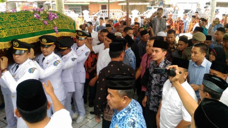 Tampak Tegar! Zola Adzankan Jenazah Ayahnya Zulkifli Nurdin 