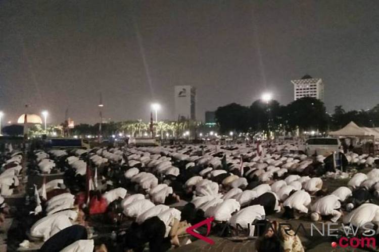 Azan Subuh Berkumandang di Monas 