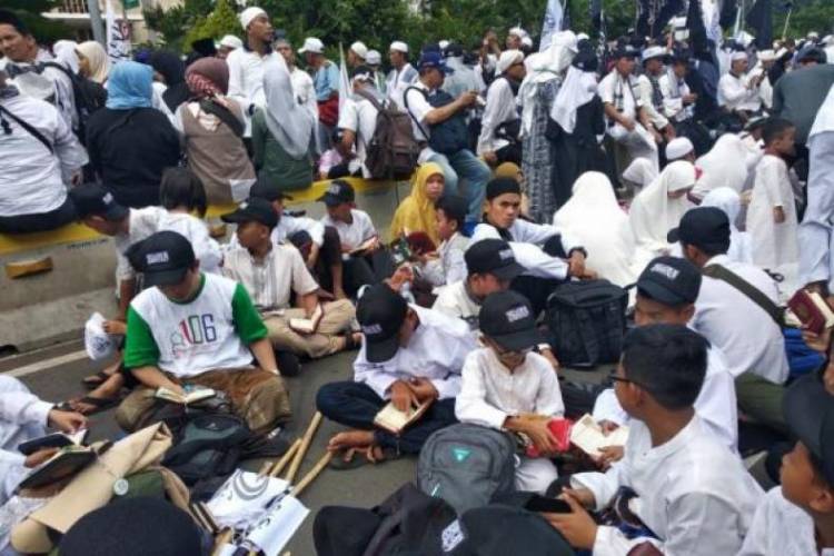 Peserta Reuni 212 Tilawah Qur'an Sepanjang Aksi