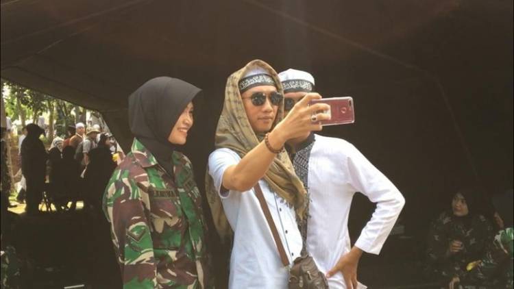 Begini Aksi Peserta Reuni 212 Selfie Bersama Tentara Cantik 