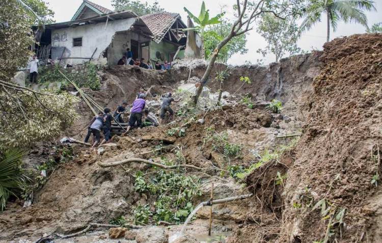 Tujuh Mahasiswa Tewas Tertimbun Longsor di Karo