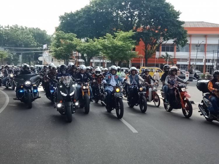 Trend Gaya Jokowi, Menhub Ketularan Saat Promosi Keselamatan Berkendara