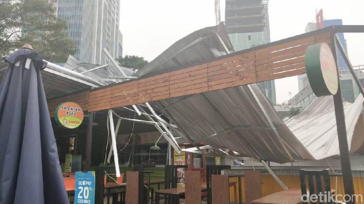 Atap Kantin Rasuna Garden Terbang, Pengunjung dan Pedagang Kabur