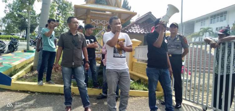 Gabungan Ormas Demo PUPR Bungo, Beberapa Proyek Diduga Syarat Korupsi